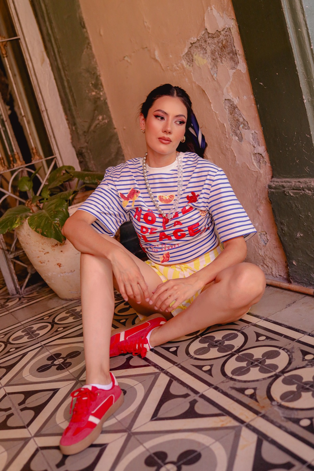 Look casual de rayas azul y short amarillo ADELAIDA