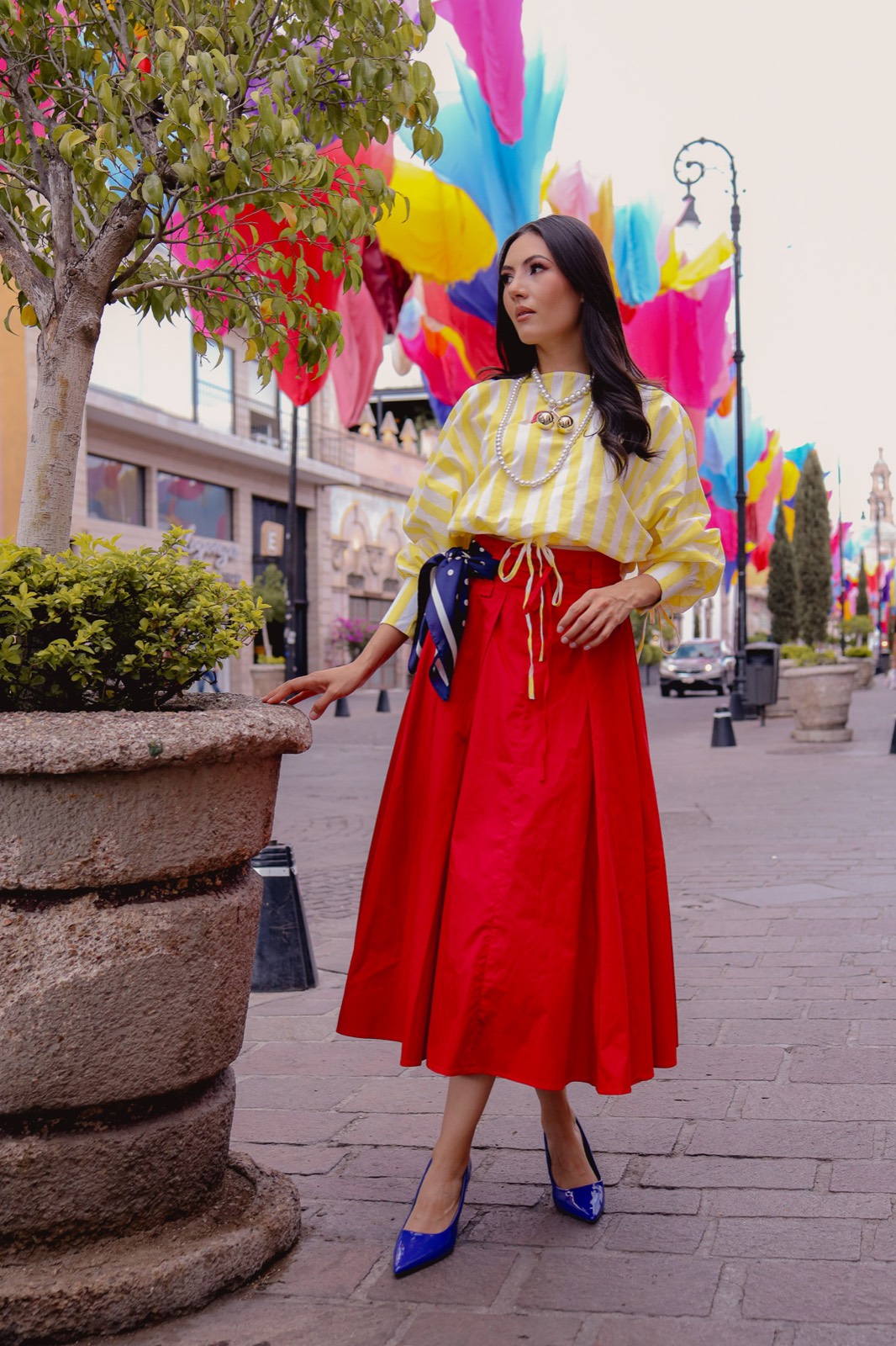 Blusa amarilla y falda roja de la colección ADELAIDA