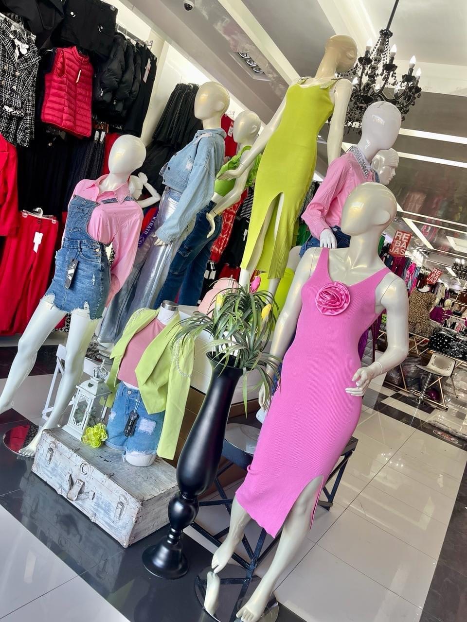 Exhibición de prendas en la tienda ADELAIDA