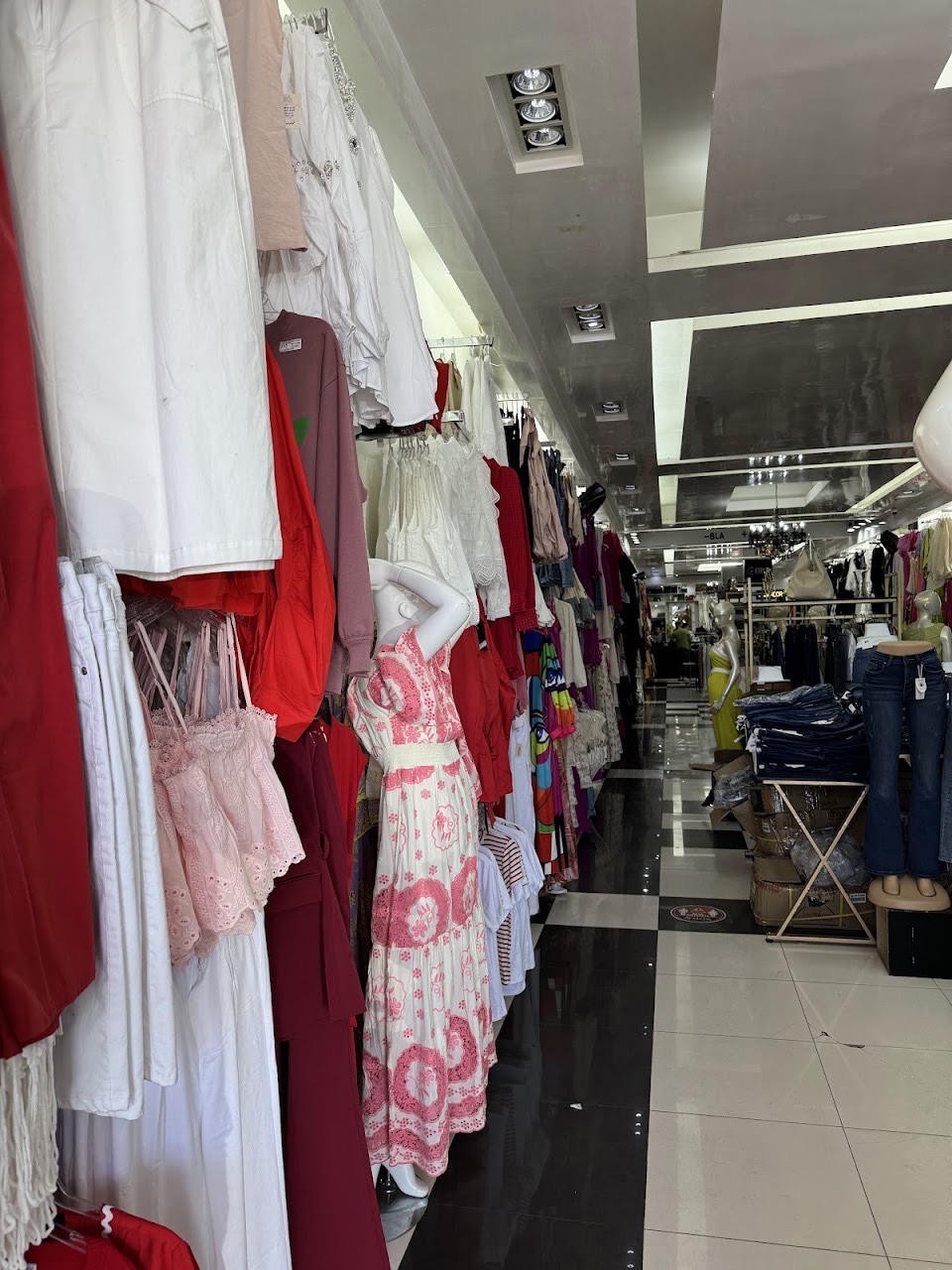 Pasillo de la tienda ADELAIDA con la colección